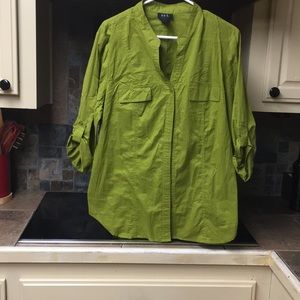 RQT adjustable sleeve shirt. Green